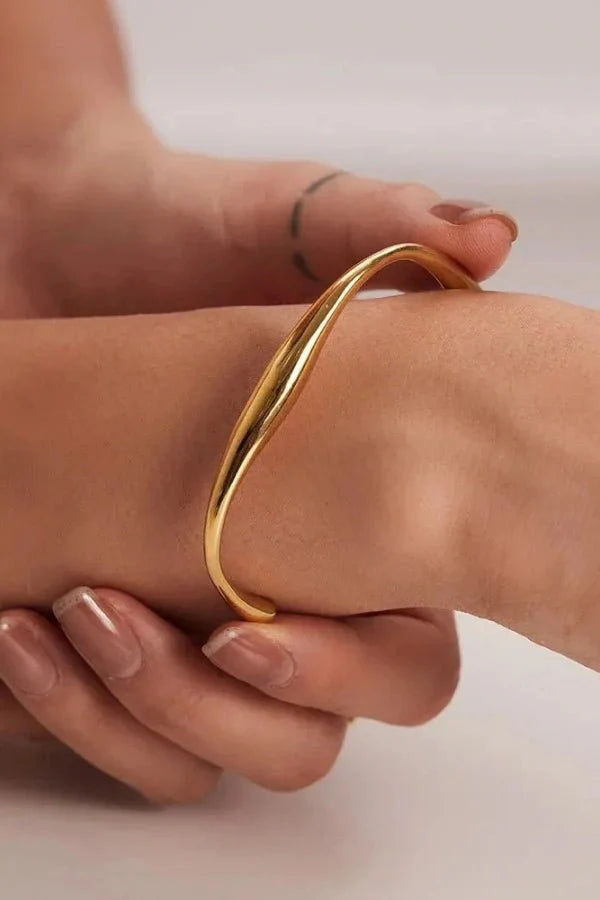 Gold Stainless Steel Bangle Bracelet – Waterproof & Hypoallergenic